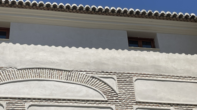 Restauración de fachada, arco y portones de piedra de edificio histórico de Caravaca de la Cruz